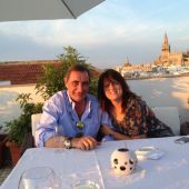 Rosana Güiza y Carlos Herrera en una terraza de Sevilla