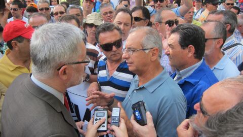 El consejero d eEl consejero de Econom&iacute;a con ex trabajadores de Santana