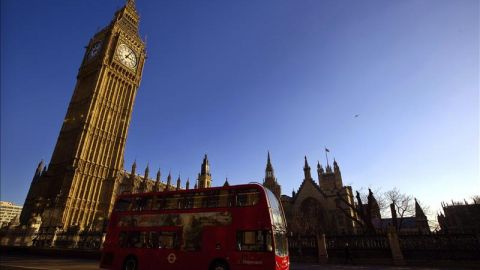 Un t&iacute;pico autob&uacute;s ingl&eacute;s pasa por delante del Big Ben