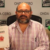 Ignacio Rodríguez Burgos con su libro 'Economía para andar por casa'