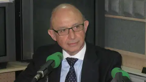 Cristóbal, Montoro, ministro de Hacienda, en el estudio de Onda Cero Sevilla Cristóbal, Montoro, ministro de Hacienda, en el estudio de Onda Cero Sevilla