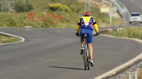 Un ciclista en carretera