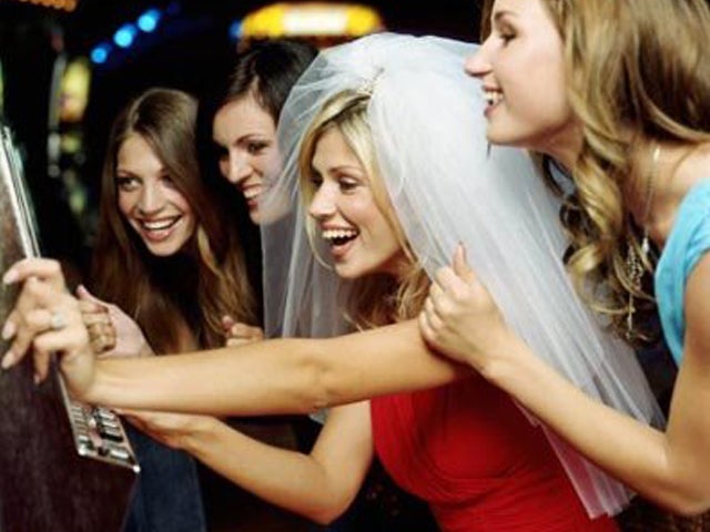 El Ayuntamiento de València extiende a otros barrios la campaña para minimizar el ruido de las celebraciones El Ayuntamiento de València extiende a otros barrios la campaña para minimizar el ruido de las celebraciones