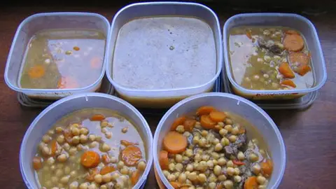Sobras de comida en un tupper Sobras de comida en un tupper