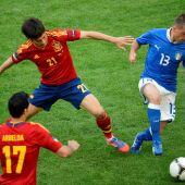 David Silva presiona ante Italia