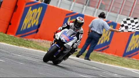 Lorenzo cruza la meta Lorenzo cruza la meta