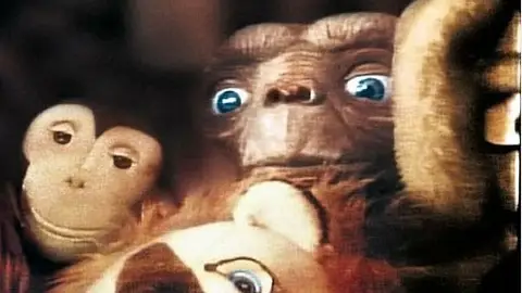 E.T. escondido entre los peluches del armario E.T. escondido entre los peluches del armario