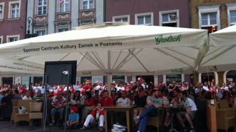 Los polacos de Poznan viendo el partido en las televisiones de los bares en el centro de la ciudad. 