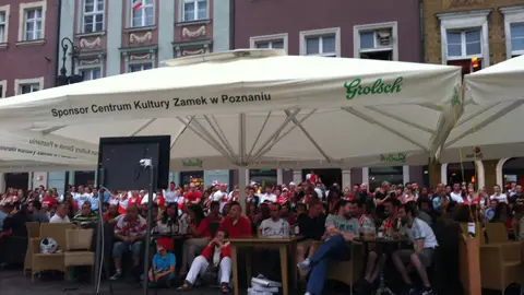 Los polacos de Poznan viendo el partido en las televisiones de los bares en el centro de la ciudad. Los polacos de Poznan viendo el partido en las televisiones de los bares en el centro de la ciudad.