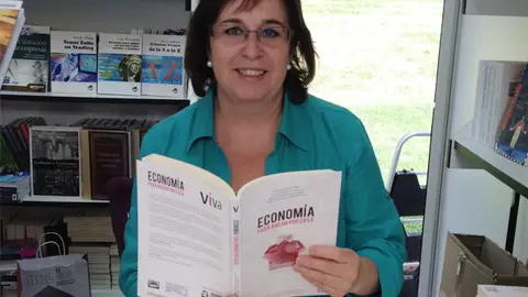 Olvido Macías firmando ejemplares en la feria del libro Olvido Macías firmando ejemplares en la feria del libro