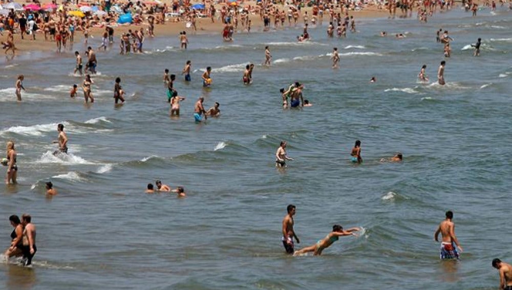 Un gran número de personas se acercaron a la playa de la Malvarrosa en Valencia