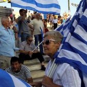 Ciudadanos con banderas griegas