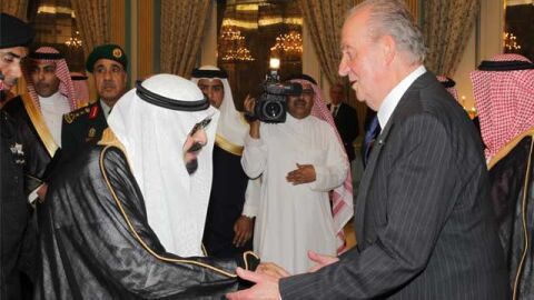 Saludo entre Don Juan Carlos y el Rey Abdul&aacute;