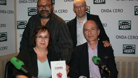 Los autores de 'Econom&iacute;a para andar por casa' en Onda Cero