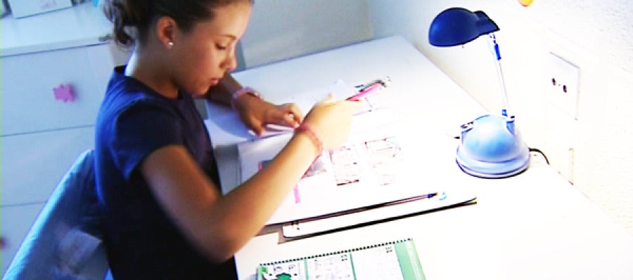 Niña estudiando Niña estudiando