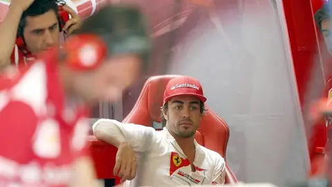 Fernando Alonso en el box de Ferrari Fernando Alonso en el box de Ferrari
