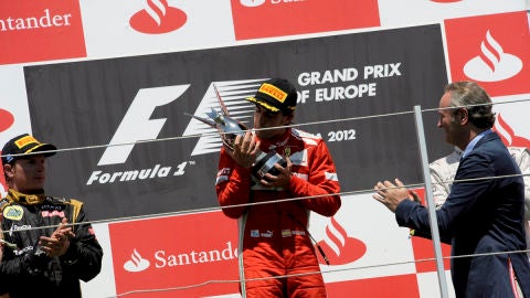Alonso celebra en el podio