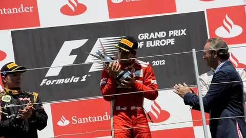 Alonso celebra en el podio Alonso celebra en el podio