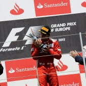 Alonso celebra en el podio