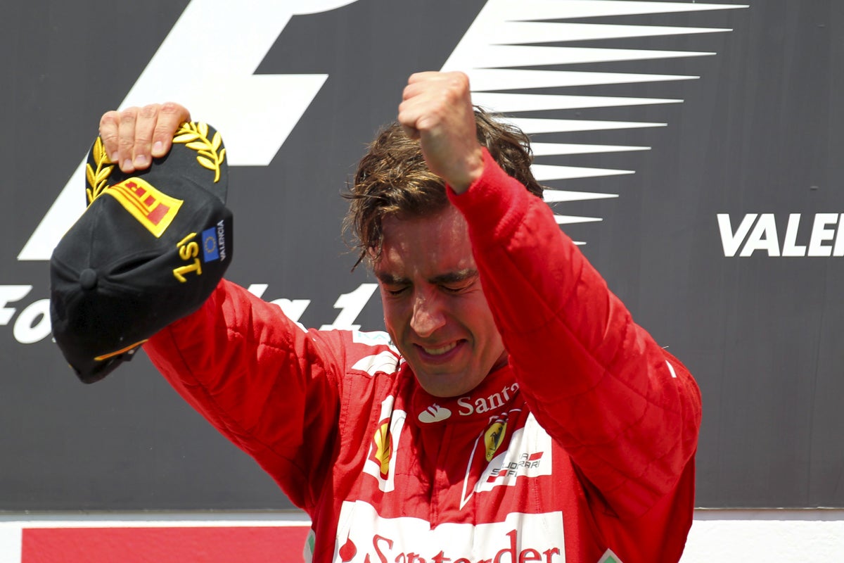 Alonso llora en lo alto del podio del GP de Europa Alonso llora en lo alto del podio del GP de Europa