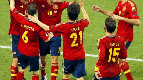 Jugadores de la selecci&oacute;n espa&ntilde;ola celebran el gol