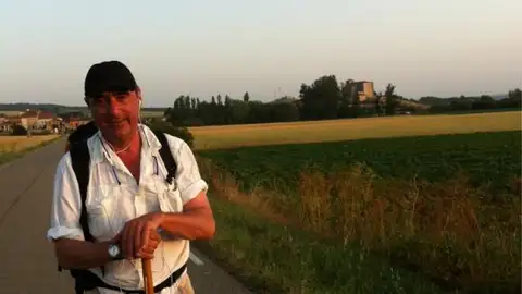 Carlos Herrera en su primera jornada del Camino a Santiago. A 5 km del final y con calor y pesadumbre en las piernas Carlos Herrera en su primera jornada del Camino a Santiago. A 5 km del final y con calor y pesadumbre en las piernas
