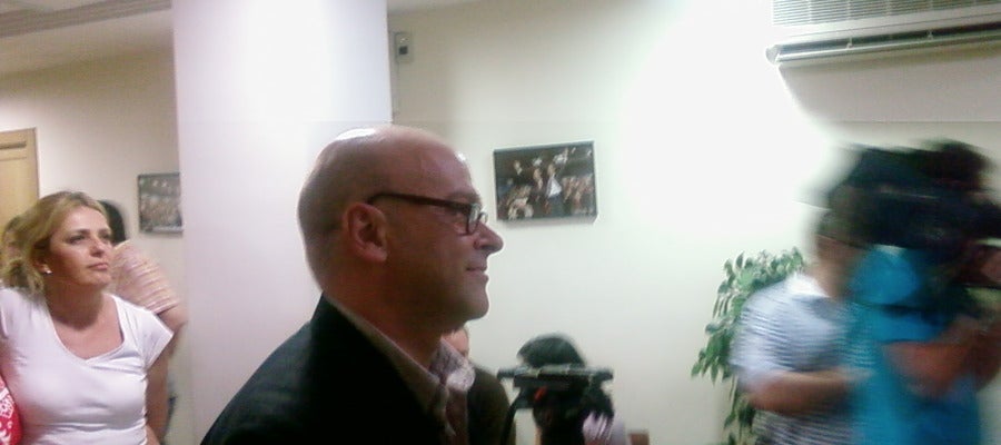 Manuel Fernández posa ante los medios gráficos Manuel Fernández posa ante los medios gráficos