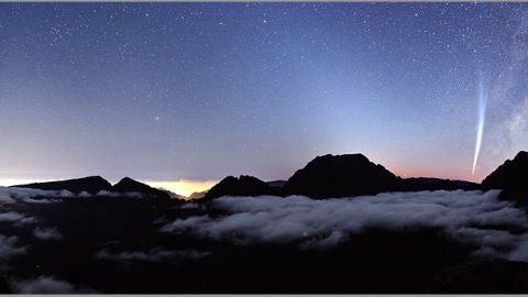 Un cometa sobre la isla de Reuni&oacute;n