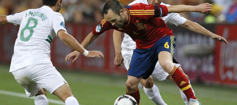 Iniesta luciendo el brazalete negro Iniesta luciendo el brazalete negro