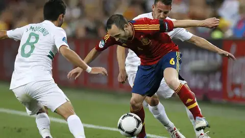 Iniesta luciendo el brazalete negro Iniesta luciendo el brazalete negro