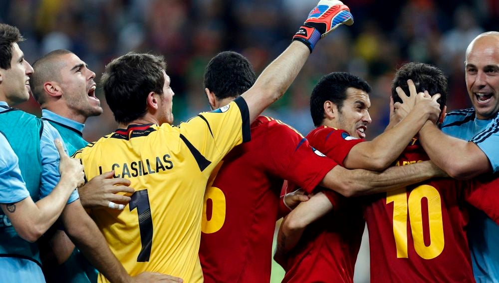 Los jugadores de la selección española felicitan a Cesc Fábregas