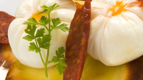 Huevo flor con torta de patatas y chorizo 