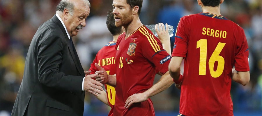 Vicente del Bosque habla con Xabi Alonso Vicente del Bosque habla con Xabi Alonso