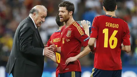 Vicente del Bosque habla con Xabi Alonso Vicente del Bosque habla con Xabi Alonso