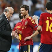 Vicente del Bosque habla con Xabi Alonso