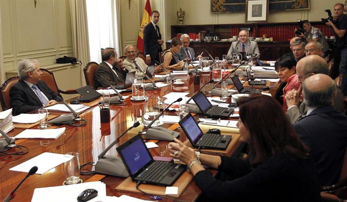 Antonio Almenar: "Se trata de buscar una solución más equilibrada entre bancos y ciudadanos" Antonio Almenar: "Se trata de buscar una solución más equilibrada entre bancos y ciudadanos"