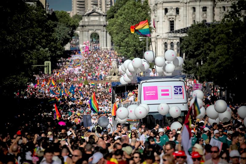 Mesa de redacción: El ayuntamiento de Madrid multa a la fiesta del Orgullo Gay con 160.000 euros Mesa de redacción: El ayuntamiento de Madrid multa a la fiesta del Orgullo Gay con 160.000 euros