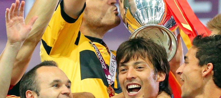 Casillas besa la copa Casillas besa la copa