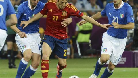 Silva defiende el bal&oacute;n ante Pirlo