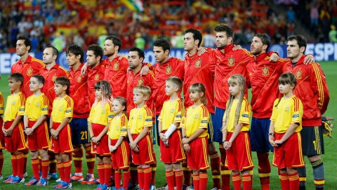 Los jugadores de la selecci&oacute;n espa&ntilde;ola antes de un partido de la Eurocopa