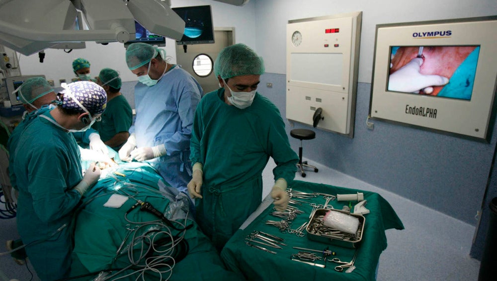 Imagen de archivo de un quirófano en el que se realiza un trasplante