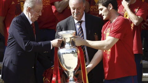 El Rey, Del Bosque y Casillas sujetan la Copa