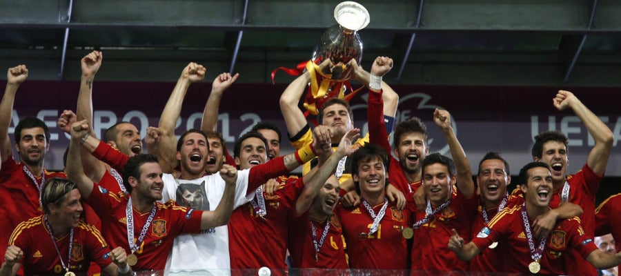 Casillas levanta la copa al cielo de Kiev Casillas levanta la copa al cielo de Kiev