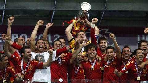 Casillas levanta la copa al cielo de Kiev