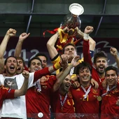 Casillas levanta la copa al cielo de Kiev Casillas levanta la copa al cielo de Kiev