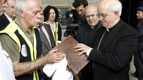 Entrega del C&oacute;dice al arzobispo de Santiago