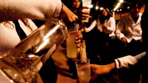 J&oacute;venes consumiendo alcohol