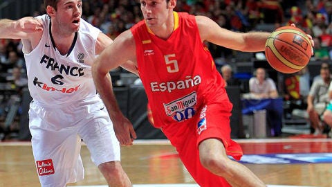 Rudy Fern&aacute;ndez sube el bal&oacute;n ante Francia
