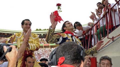 Iv&aacute;n Fandi&ntilde;o y David Mora, a hombros en Pamplona