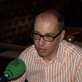 Jesus Alvarez en la entrevista al Subdelegado de Gobierno Roberto Castro